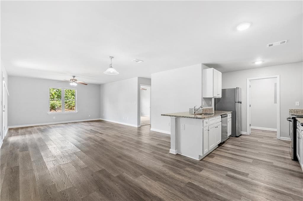 4 bedroom, 3 bathroom, 2,189 sq ft single family residence for sale at 123 w lexington Ave, Griffin, GA 30223 — photo 5