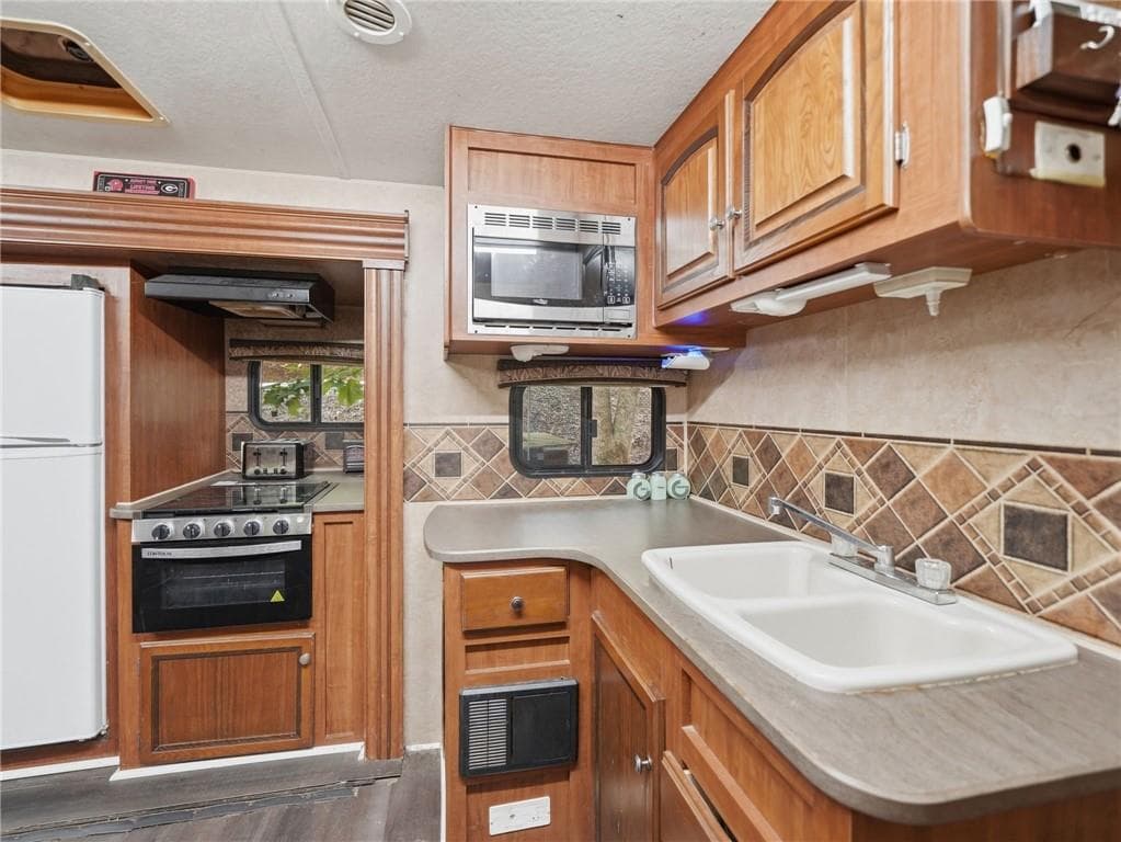 3 bedroom, 2 bathroom, 555 sq ft single family residence for sale at 104 13th Street, Ellijay, GA 30540 — photo 6