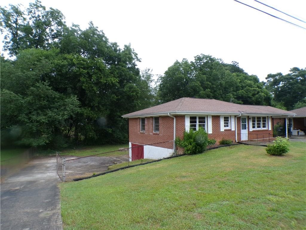 3 bedroom, 1 bathroom, 988 sq ft single family residence under contract at 1021 Jones Mill Road, Cartersville, GA 30120 — photo 2