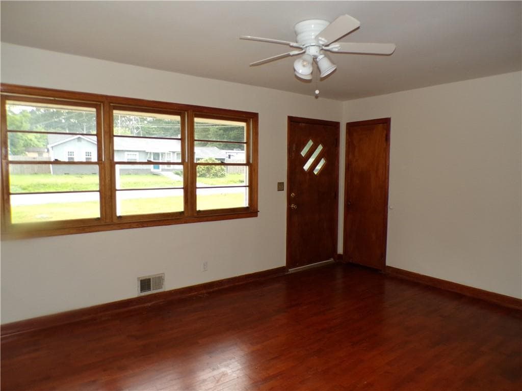 3 bedroom, 1 bathroom, 988 sq ft single family residence under contract at 1021 Jones Mill Road, Cartersville, GA 30120 — photo 3