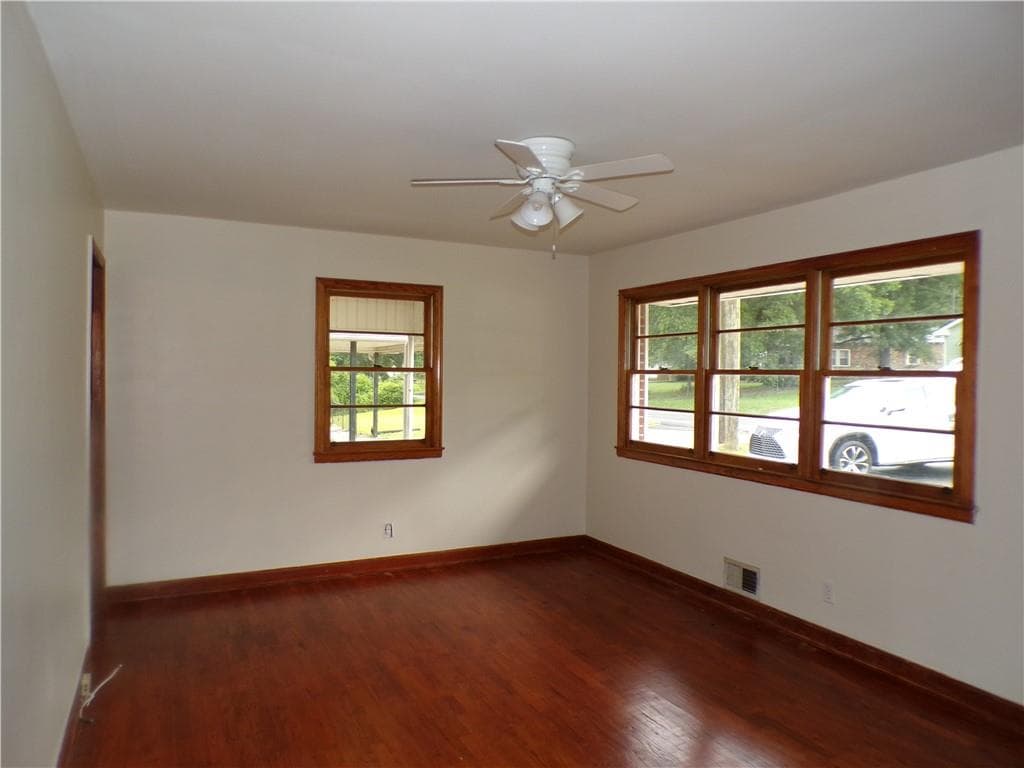 3 bedroom, 1 bathroom, 988 sq ft single family residence under contract at 1021 Jones Mill Road, Cartersville, GA 30120 — photo 4