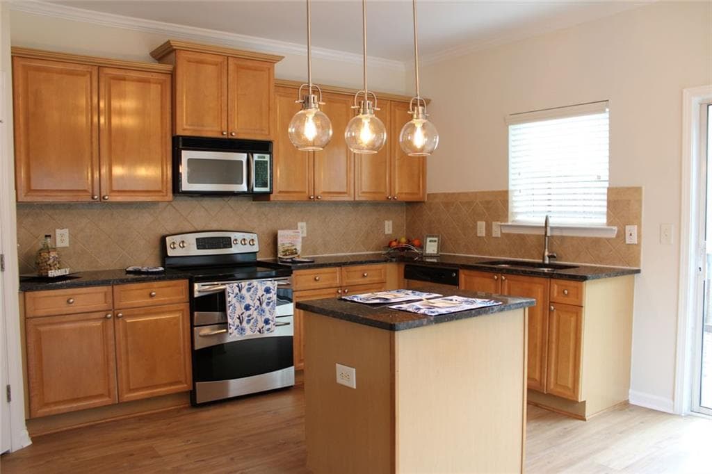 3 bedroom, 4 bathroom, 1,646 sq ft townhouse for sale at 2059 Liberty Court, Atlanta, GA 30318 — photo 3