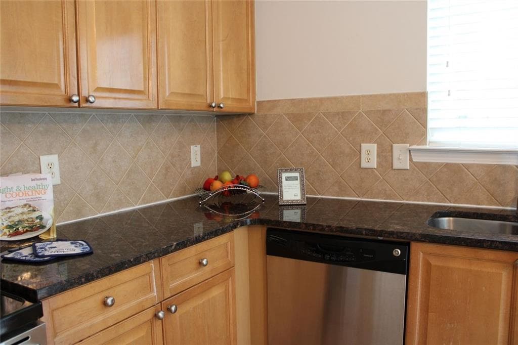 3 bedroom, 4 bathroom, 1,646 sq ft townhouse for sale at 2059 Liberty Court, Atlanta, GA 30318 — photo 5
