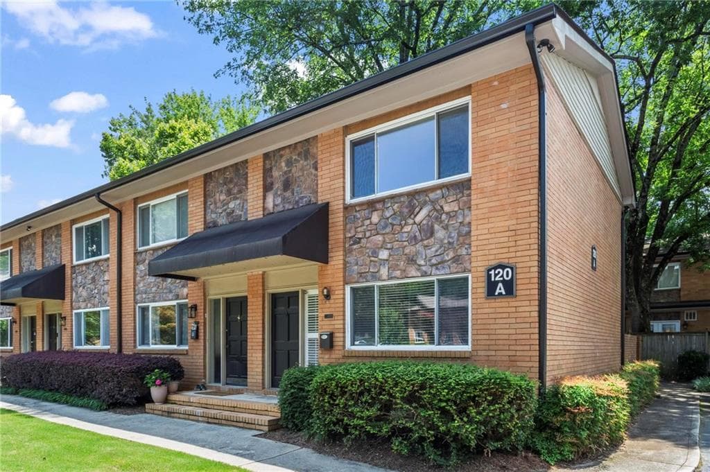2 bedroom, 2 bathroom, 1,036 sq ft condominium under contract at 120 Biscayne Drive A6, Atlanta, GA 30309