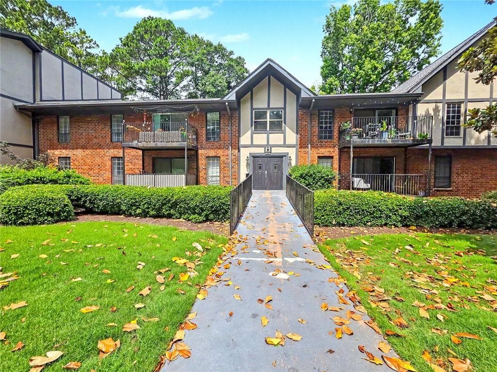 2 bedroom, 2 bathroom, 1,206 sq ft condominium for sale at 6851 Roswell Road H33, Atlanta, GA 30328 — photo 1 of 39
