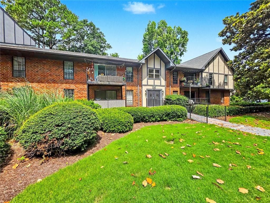 2 bedroom, 2 bathroom, 1,206 sq ft condominium for sale at 6851 Roswell Road H33, Atlanta, GA 30328 — photo 2