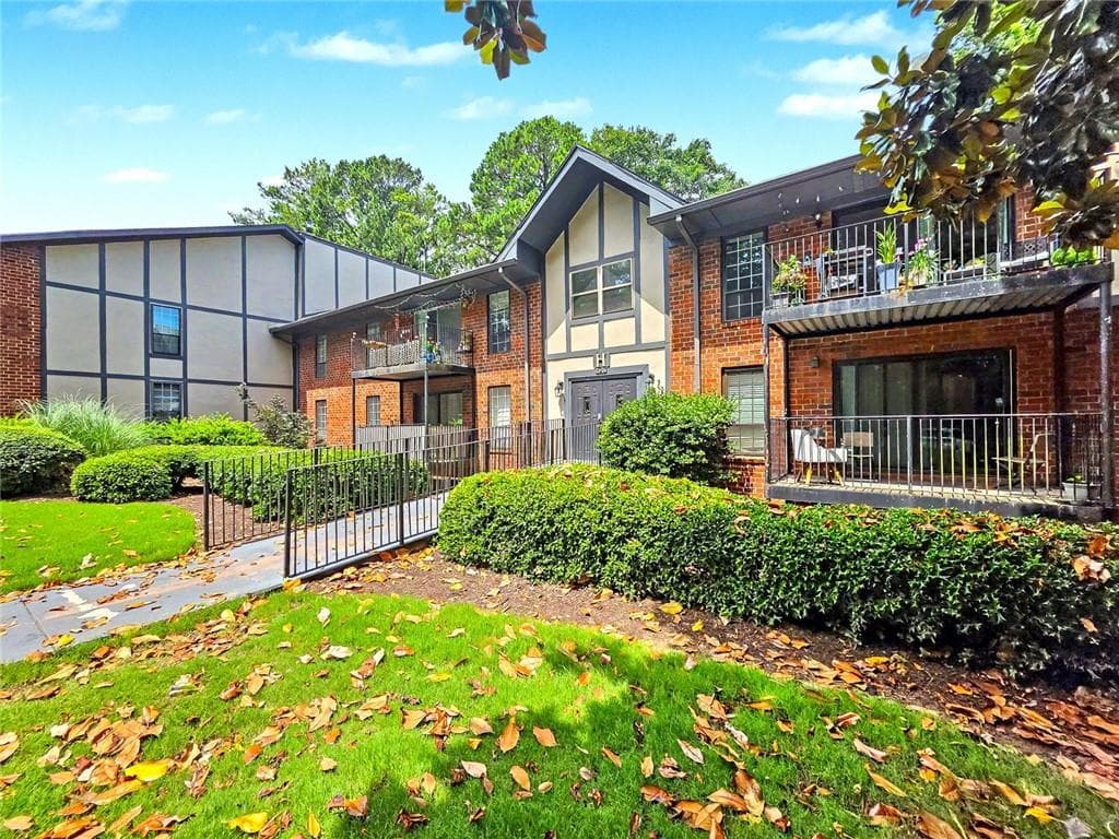 2 bedroom, 2 bathroom, 1,206 sq ft condominium for sale at 6851 Roswell Road H33, Atlanta, GA 30328 — photo 3