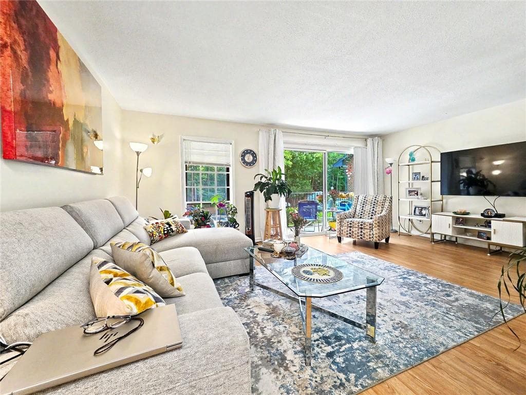 2 bedroom, 2 bathroom, 1,206 sq ft condominium for sale at 6851 Roswell Road H33, Atlanta, GA 30328 — photo 5