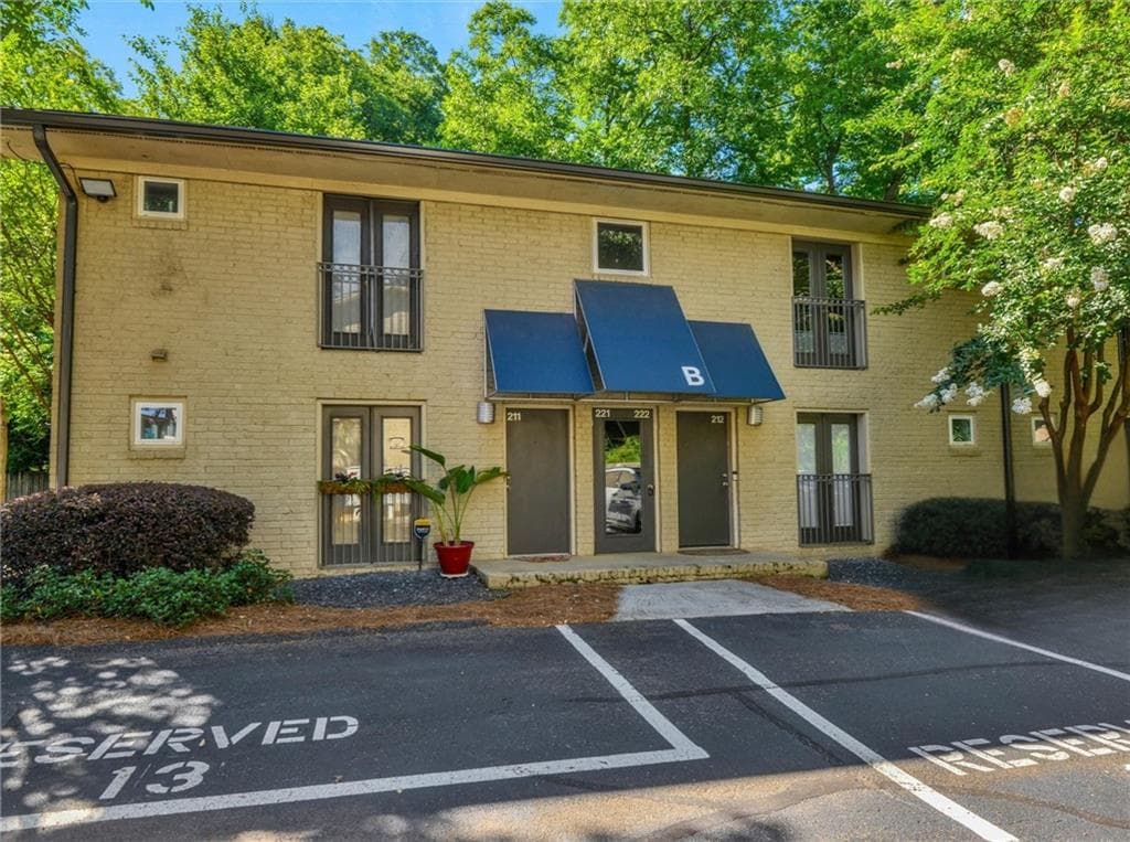 1 bedroom, 1 bathroom, 667 sq ft condominium for sale at 2023 Oakview Road 222, Atlanta, GA 30317 — photo 2