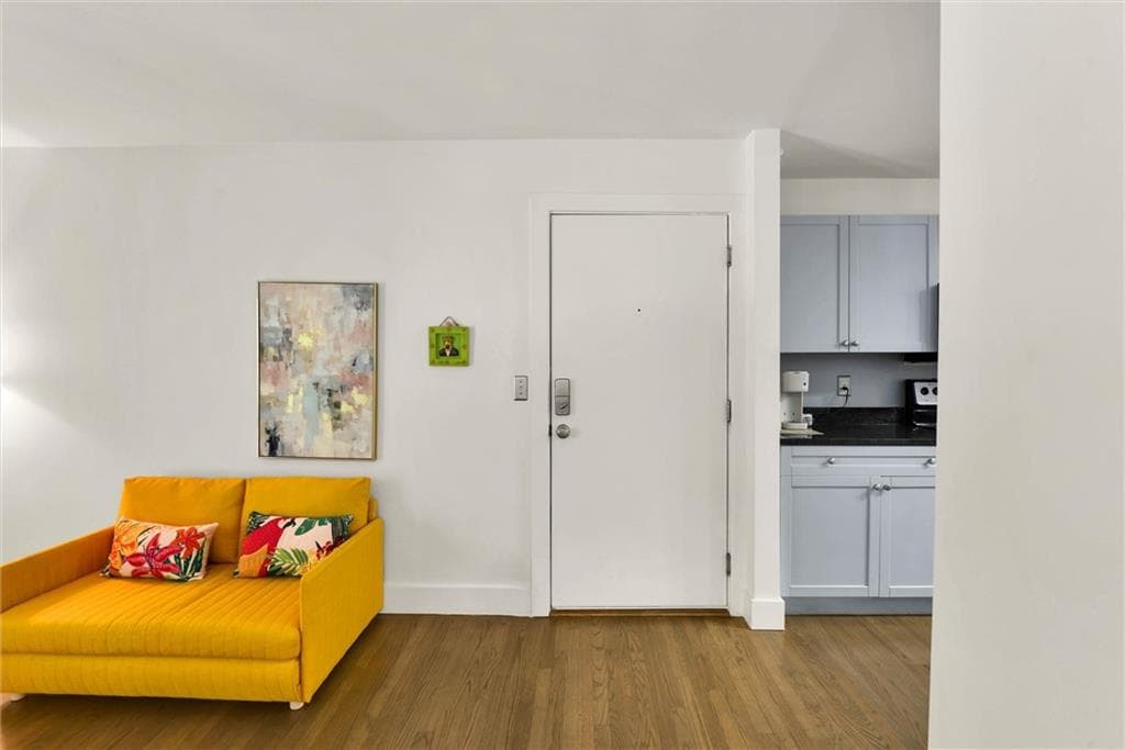 1 bedroom, 1 bathroom, 667 sq ft condominium for sale at 2023 Oakview Road 222, Atlanta, GA 30317 — photo 4