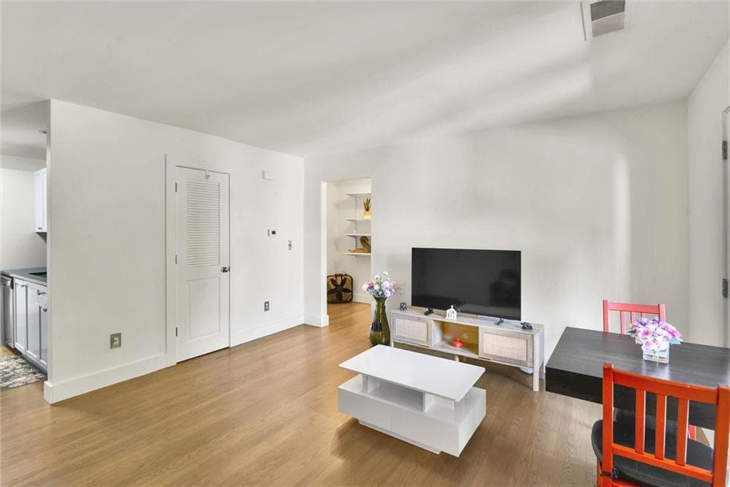 1 bedroom, 1 bathroom, 667 sq ft condominium for sale at 2023 Oakview Road 222, Atlanta, GA 30317 — photo 6