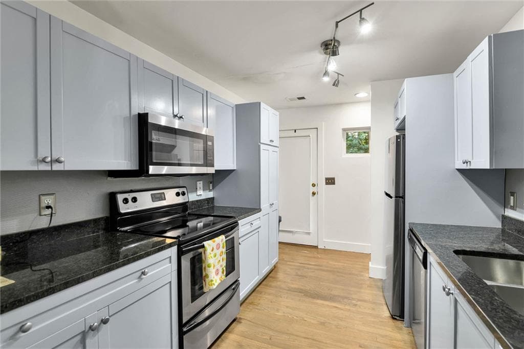 1 bedroom, 1 bathroom, 667 sq ft condominium for sale at 2023 Oakview Road 222, Atlanta, GA 30317 — photo 8