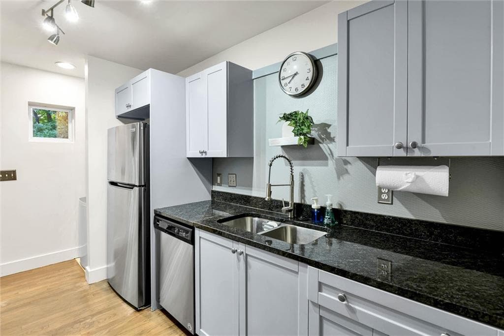 1 bedroom, 1 bathroom, 667 sq ft condominium for sale at 2023 Oakview Road 222, Atlanta, GA 30317 — photo 9