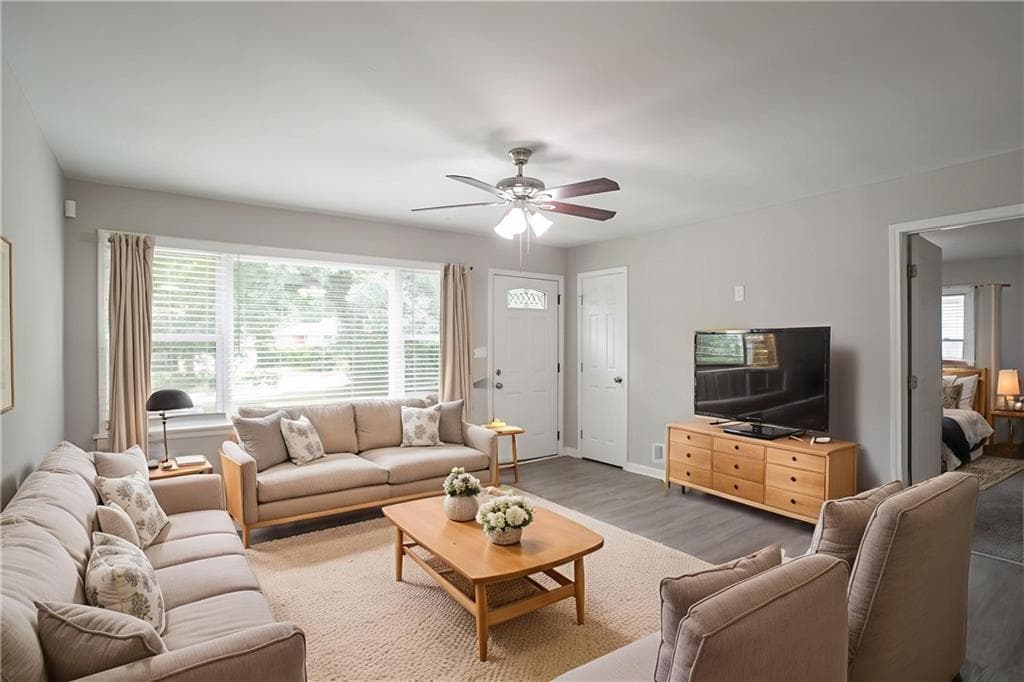 3 bedroom, 2 bathroom, 1,100 sq ft single family residence under contract at 1951 La Mesa Lane, Decatur, GA 30032 — photo 3