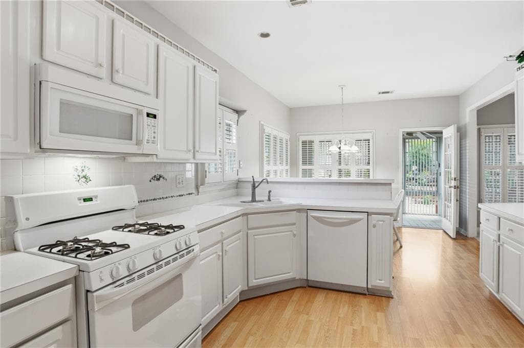 3 bedroom, 2 bathroom, 2,171 sq ft single family residence under contract at 3923 Concord Walk Drive, Smyrna, GA 30082 — photo 9