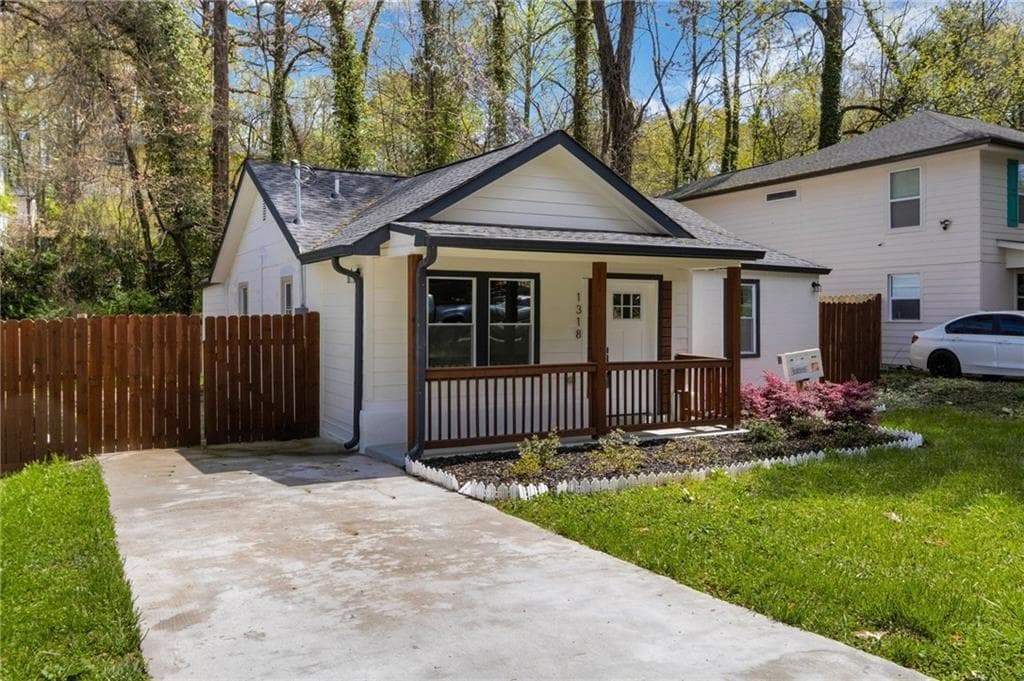 3 bedroom, 2 bathroom, 1,300 sq ft single family residence for sale at 1318 Graymont Drive, Atlanta, GA 30310 — photo 3