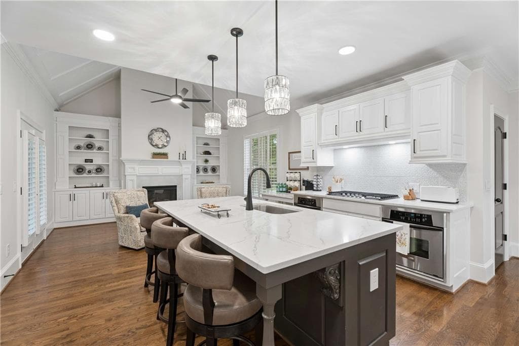 6 bedroom, 5 bathroom, 6,299 sq ft single family residence under contract at 4085 Asheville Manor Court, Cumming, GA 30040 — photo 3
