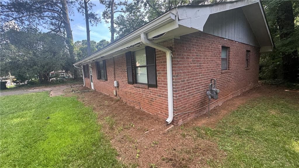 3 bedroom, 2 bathroom, 1,092 sq ft single family residence under contract at 2181 Delowe Drive, East Point, GA 30344 — photo 3