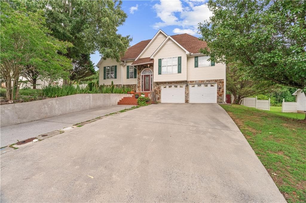 4 bedroom, 3 bathroom, 2,410 sq ft single family residence for sale at 391 Wildwood Circle, Calhoun, GA 30701 — photo 2