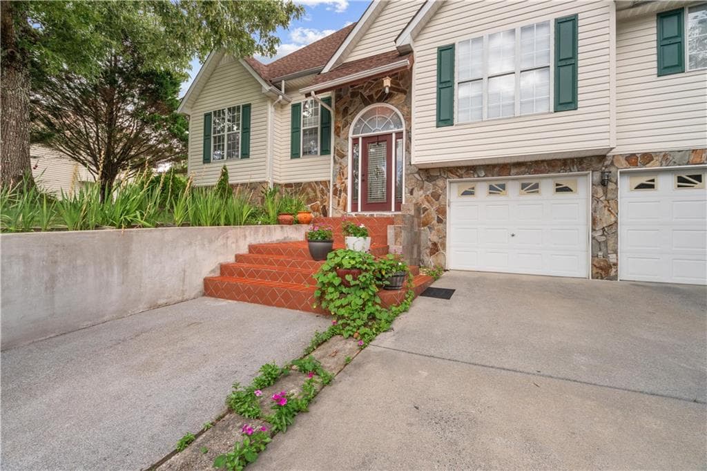 4 bedroom, 3 bathroom, 2,410 sq ft single family residence for sale at 391 Wildwood Circle, Calhoun, GA 30701 — photo 4