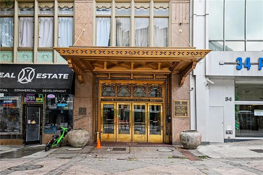 2 bedroom, 2 bathroom, 902 sq ft condominium sold at 32 Peachtree Street 1204, Atlanta, GA 30303