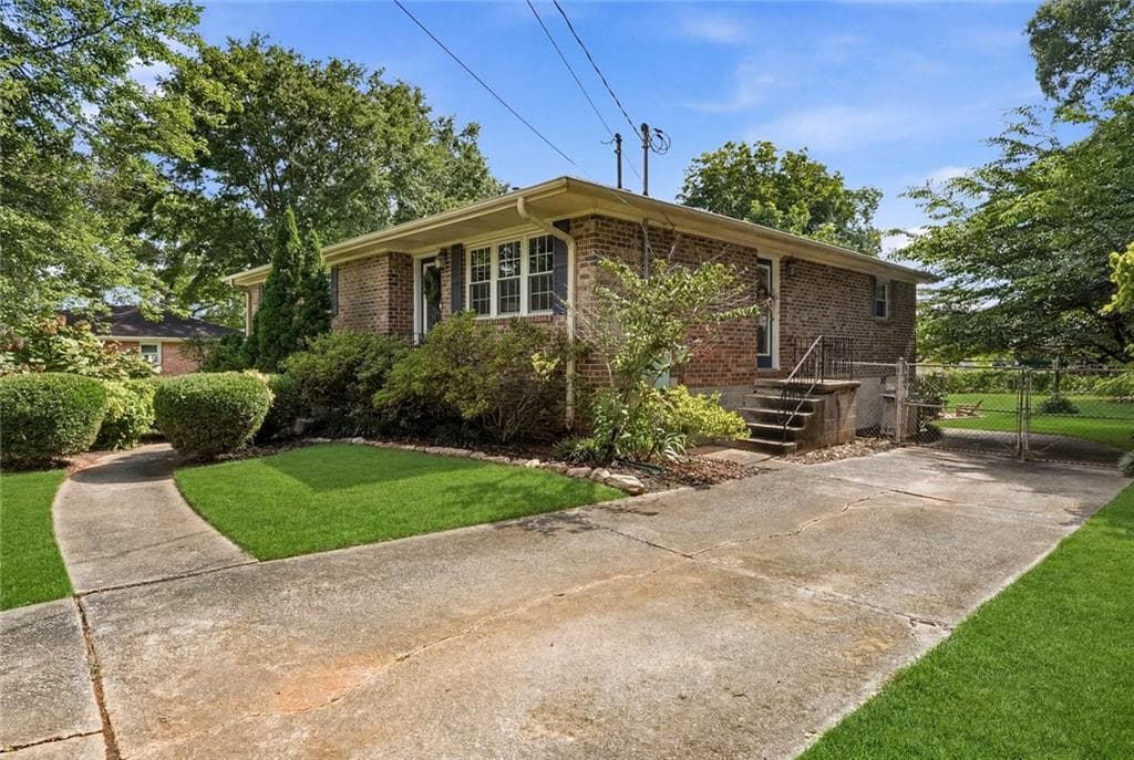 3 bedroom, 2 bathroom, 1,453 sq ft single family residence for sale at 3401 Emerson Street, Smyrna, GA 30082 — photo 2
