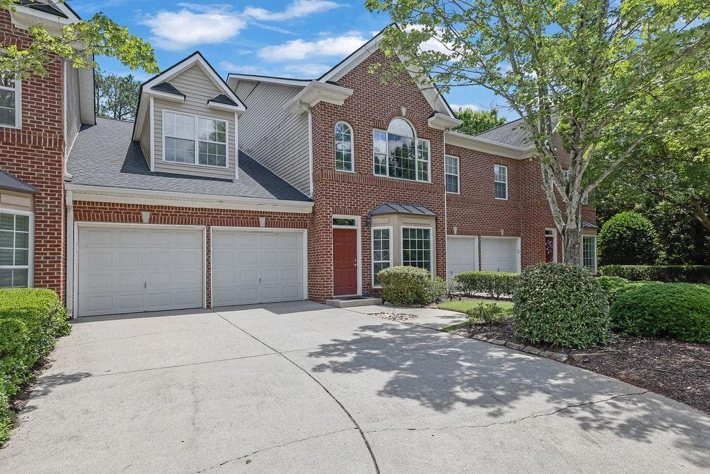 3 bedroom, 3 bathroom, 2,312 sq ft townhouse for sale at 3003 Sterling Court, Roswell, GA 30075 — photo 2