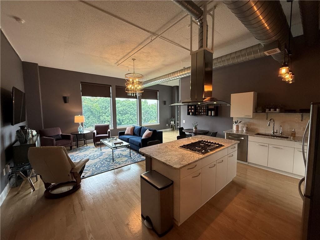2 bedroom, 2 bathroom, 1,505 sq ft condominium for sale at 3820 Roswell Road 709, Atlanta, GA 30342 — photo 1 of 38