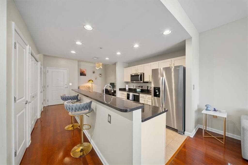 1 bedroom, 1 bathroom, 770 sq ft condominium for sale at 3040 Peachtree Road 702, Atlanta, GA 30305 — photo 5