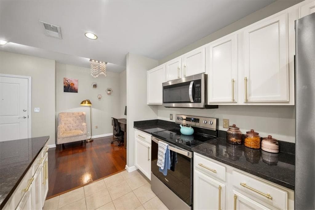 1 bedroom, 1 bathroom, 770 sq ft condominium for sale at 3040 Peachtree Road 702, Atlanta, GA 30305 — photo 7