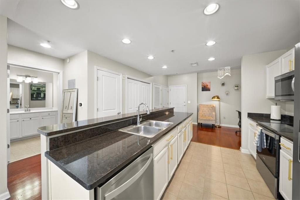 1 bedroom, 1 bathroom, 770 sq ft condominium for sale at 3040 Peachtree Road 702, Atlanta, GA 30305 — photo 6