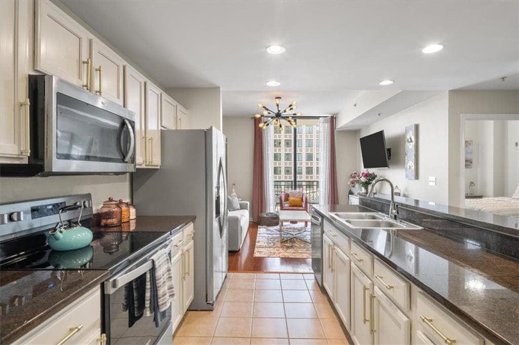 1 bedroom, 1 bathroom, 770 sq ft condominium for sale at 3040 Peachtree Road 702, Atlanta, GA 30305 — photo 8