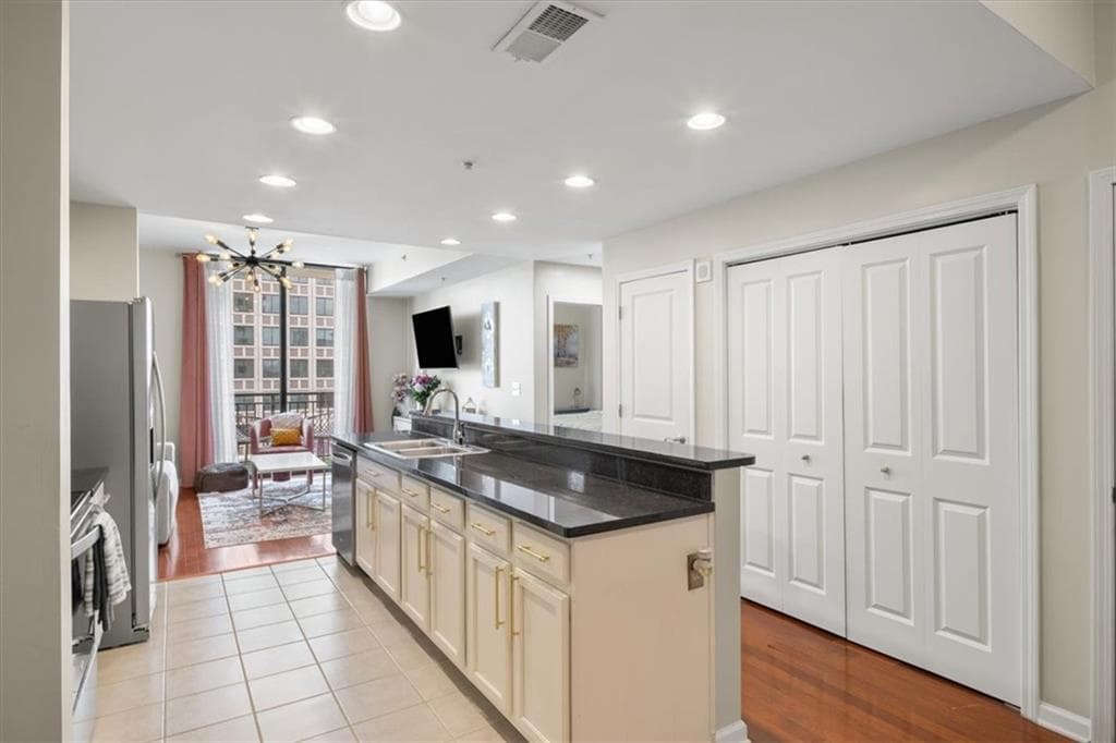 1 bedroom, 1 bathroom, 770 sq ft condominium for sale at 3040 Peachtree Road 702, Atlanta, GA 30305 — photo 9