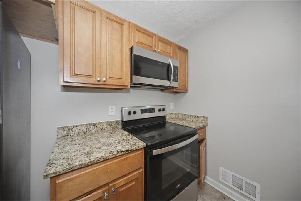 3 bedroom, 2 bathroom, 1,312 sq ft single family residence under contract at 4635 Hamlet Walk, Conyers, GA 30094 — photo 10