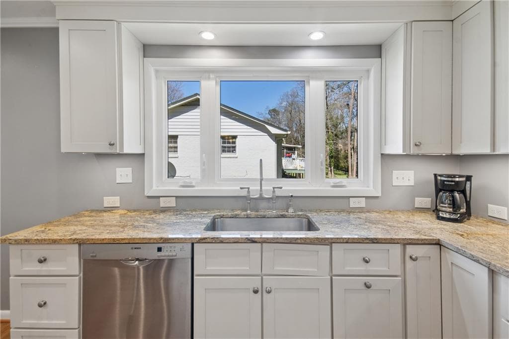 4 bedroom, 3 bathroom, 1,974 sq ft single family residence under contract at 3280 Foxwood Trail, Smyrna, GA 30082 — photo 6