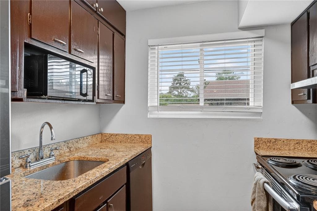 2 bedroom, 2 bathroom, 1,092 sq ft condominium for sale at 2551 Bradford Square, Atlanta, GA 30345 — photo 5