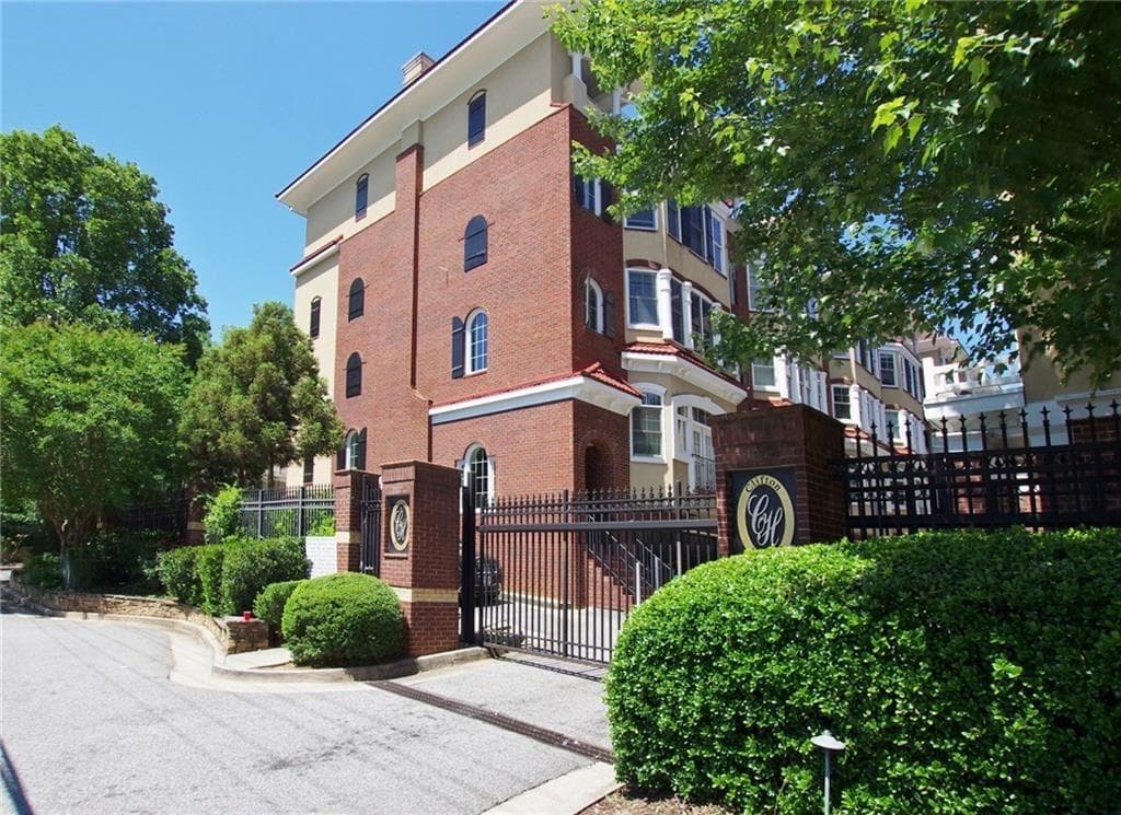 3 bedroom, 4 bathroom, 1,860 sq ft townhouse for sale at 813 Clifton Heights Lane, Atlanta, GA 30329 — photo 2