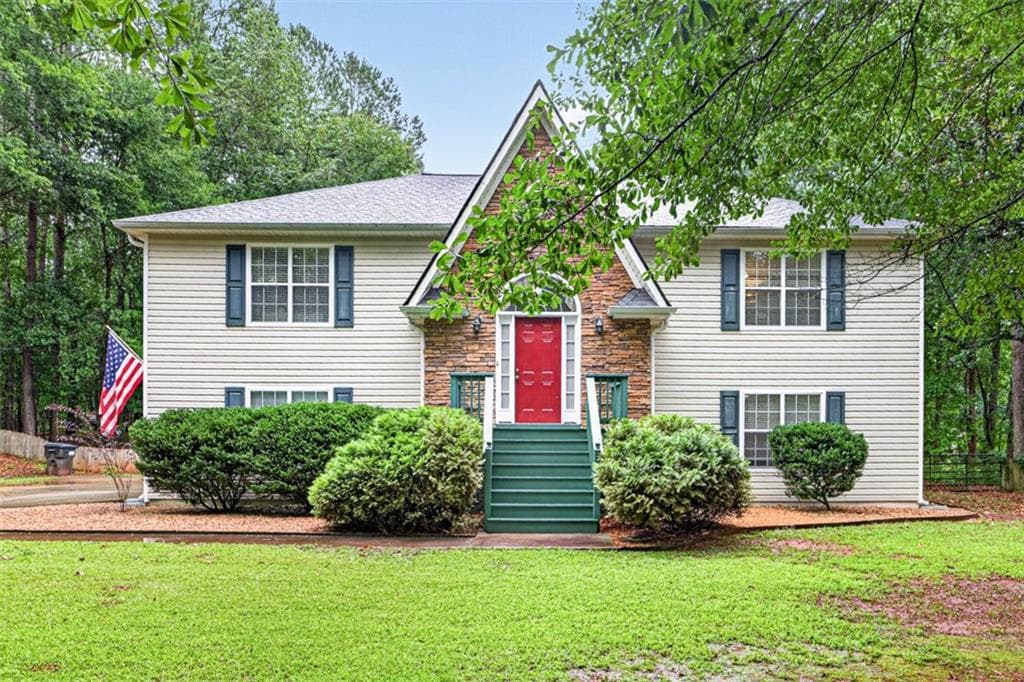 5 bedroom, 3 bathroom, 2,576 sq ft single family residence under contract at 130 Creek Drive, Locust Grove, GA 30248