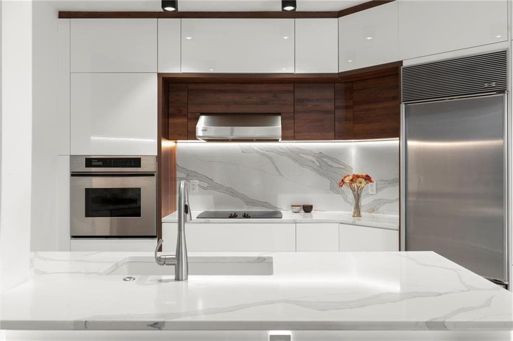 2 bedroom, 2 bathroom, 1,371 sq ft condominium for sale at 2828 Peachtree Road 701, Atlanta, GA 30305 — photo 4