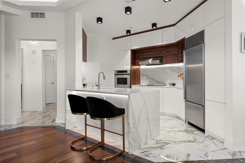 2 bedroom, 2 bathroom, 1,371 sq ft condominium for sale at 2828 Peachtree Road 701, Atlanta, GA 30305 — photo 5