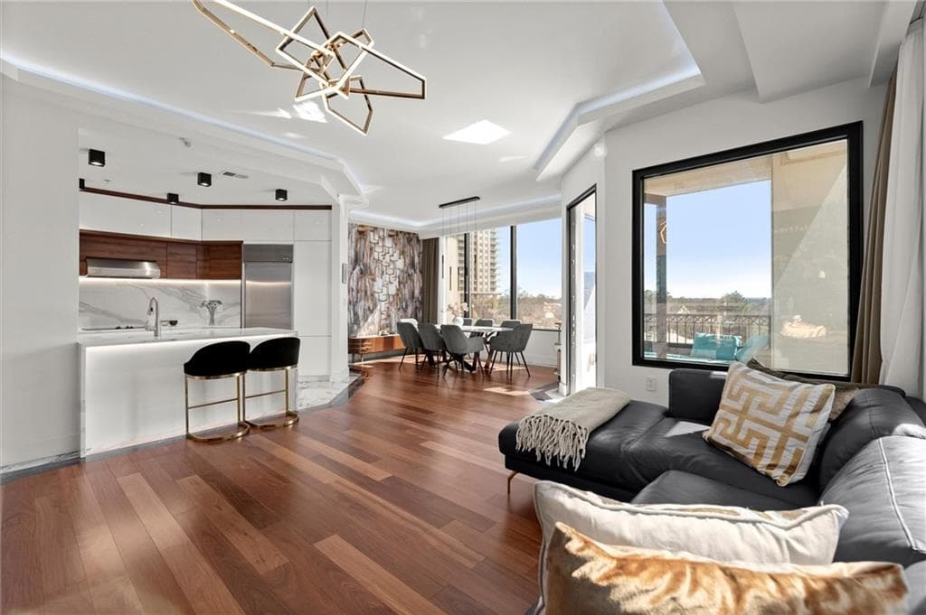 2 bedroom, 2 bathroom, 1,371 sq ft condominium for sale at 2828 Peachtree Road 701, Atlanta, GA 30305 — photo 6