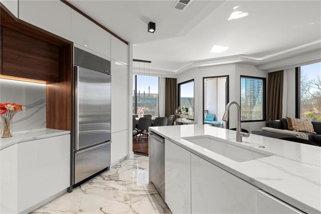 2 bedroom, 2 bathroom, 1,371 sq ft condominium for sale at 2828 Peachtree Road 701, Atlanta, GA 30305 — photo 8