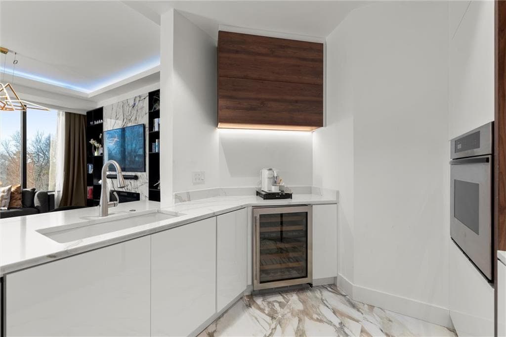 2 bedroom, 2 bathroom, 1,371 sq ft condominium for sale at 2828 Peachtree Road 701, Atlanta, GA 30305 — photo 10
