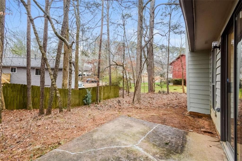 4 bedroom, 2 bathroom, 1,626 sq ft single family residence for sale at 510 Creekwood Crossing, Roswell, GA 30076 — photo 3