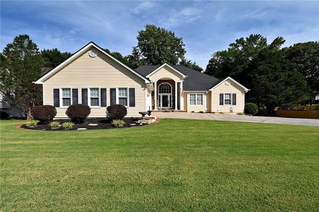 4 bedroom, 3 bathroom, 3,422 sq ft single family residence under contract at 4010 Churchill Downs Drive, Gainesville, GA 30507 — photo 3