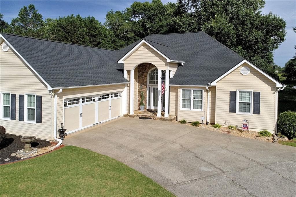 4 bedroom, 3 bathroom, 3,422 sq ft single family residence under contract at 4010 Churchill Downs Drive, Gainesville, GA 30507 — photo 2