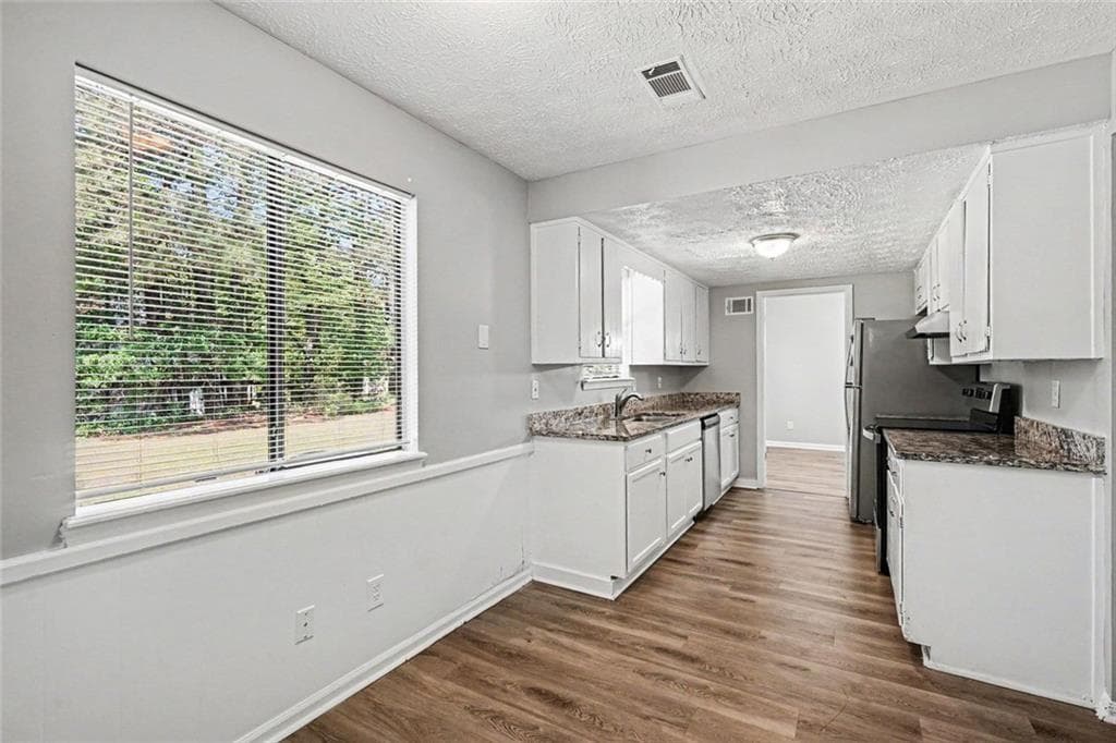 4 bedroom, 3 bathroom, 2,107 sq ft single family residence for sale at 4406 Blackbirch Lane, Decatur, GA 30034 — photo 4