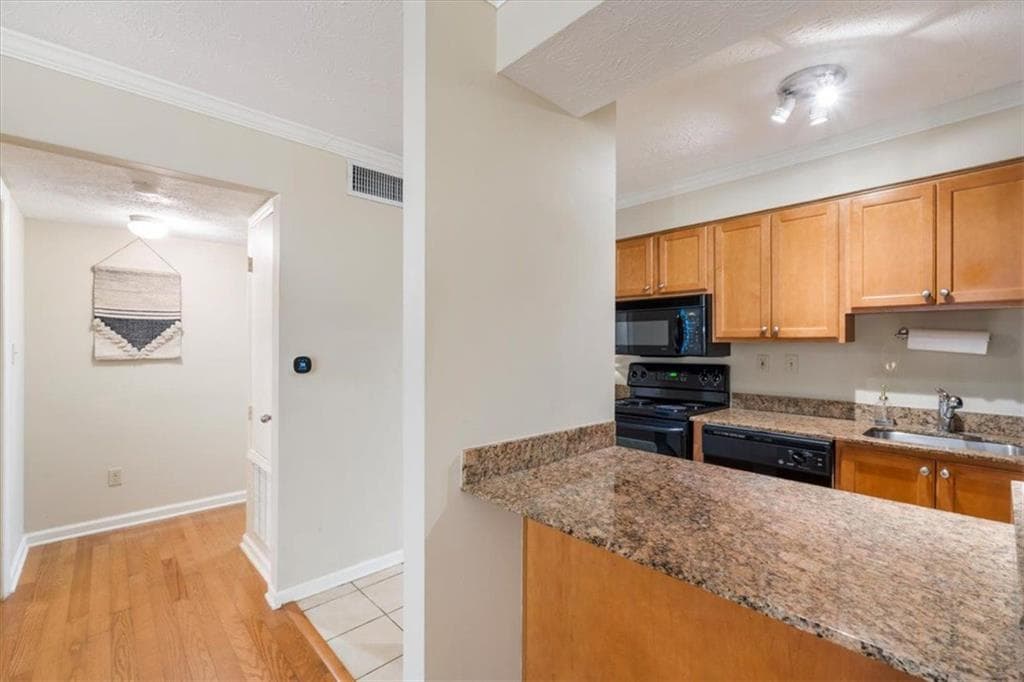 1 bedroom, 1 bathroom, 625 sq ft condominium for sale at 3140 Seven Pines Court 102, Atlanta, GA 30339 — photo 9