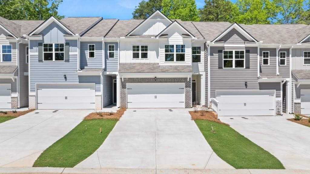 3 bedroom, 3 bathroom, 1,877 sq ft townhouse for sale at 4211 Merlin Pass, Gainesville, GA 30506