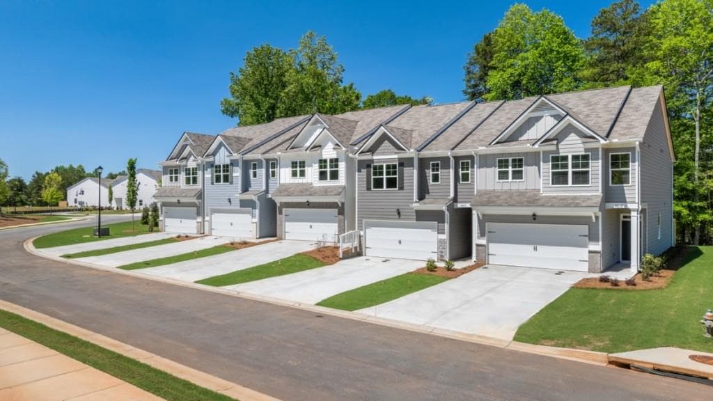 3 bedroom, 3 bathroom, 1,877 sq ft townhouse for sale at 4211 Merlin Pass, Gainesville, GA 30506 — photo 2